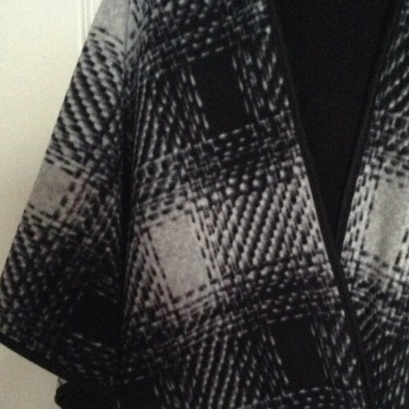 Nicole Miller Original Women's Blanket Fleece Wrap Black Gray Plaid Poncho Warm - Picture 2 of 5